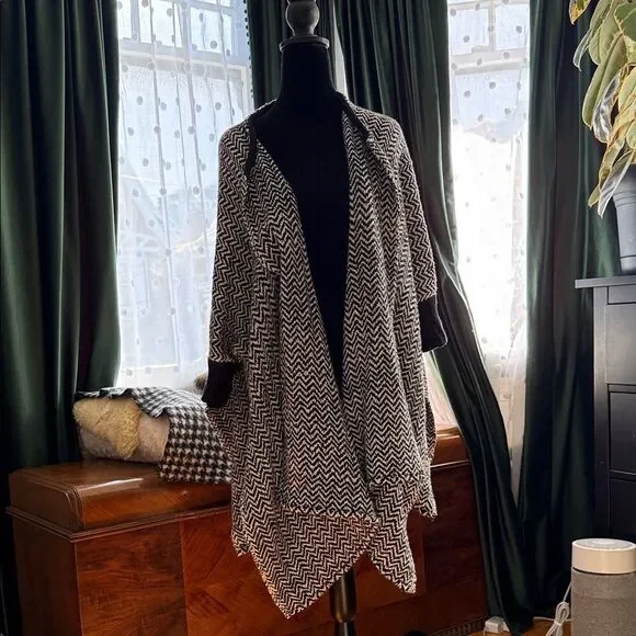 Black and White Women's Ruana (Tejido Collective) - Picture 1 of 4